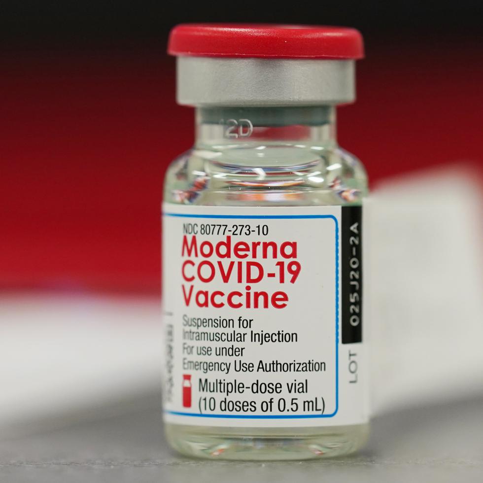 Un frasco de la vacuna contra el COVID-19 desarrollada por Moderna.