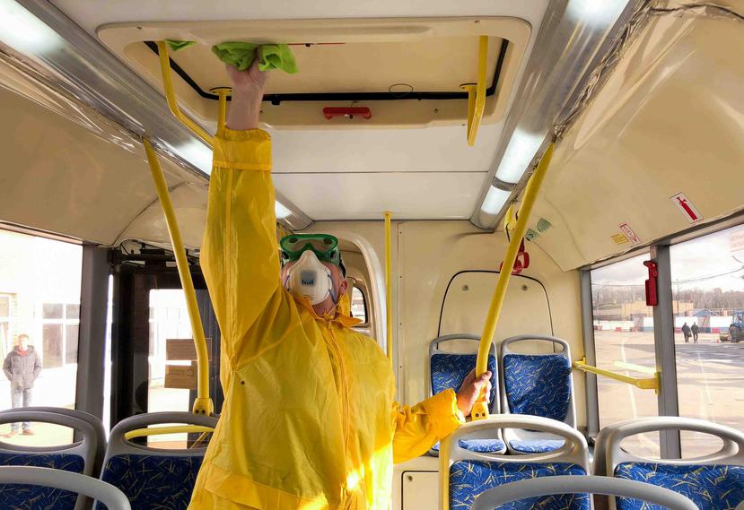 Un empleado de transporte en Moscú, Rusia, desinfecta una guagua. (AP)