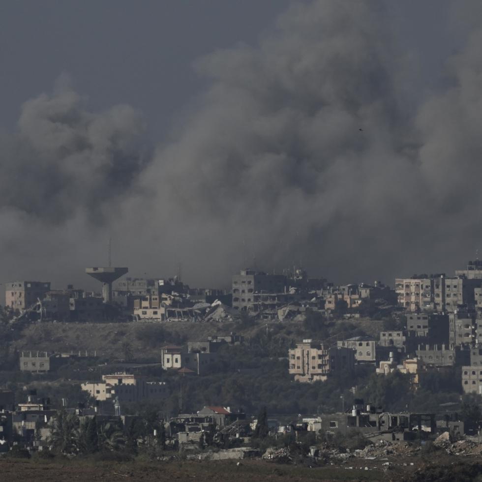 El humo se eleva desde la Franja de Gaza después de los ataques israelíes del sábado, 9 de diciembre de 2023.