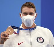 El estadounidense Ryan Murphy sostiene su medalla de bronce en los 100 metros estilo dorso.