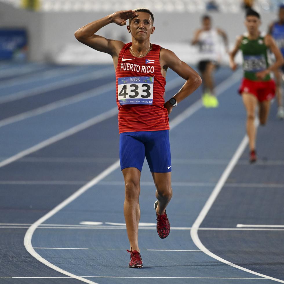 Héctor Pagán tras ganar la carrera de los 5,000 metros en San Salvador.