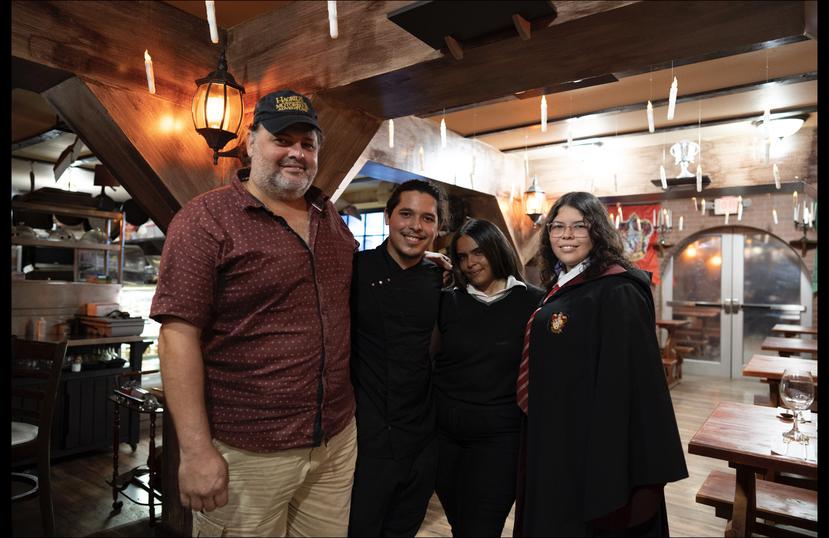 Edward Caraballo, propietario; Gabriel Eduardo Caraballo, chef; Roxanna Muriel Rodriguez, gerente y Alondra Caraballo, mesera. 
