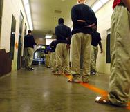 Kissimmee FL - 7/20/2005 - Carcel Juvenil de menores agresores sexuales.  En la foto los presos se preparan para recibir su almuerzo. foto Pedro R. Berrios