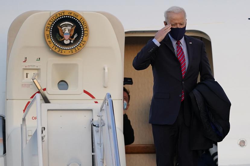 El presidente de Estados Unidos, Joe Biden, embarca en el Air Force One en la base Andrews de la Fuerza Aérea, en Maryland, para un viaje de fin de semana a Wilmington, Delaware.