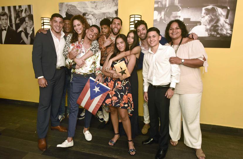 Los atletas sostuvieron un encuentro en el restaurante Seccarelli, ubicado justo al frente del Centro de Bellas Artes, luego de presenciar la pieza teatral. (Especial para GFR Media / Ingrid Torres)