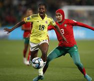 La delantera colombiana Linda Caicedo (izquierda) pugna el balón con la marroquí Nouhaila Benzina durante el partido del Grupo H del Mundial femenino.