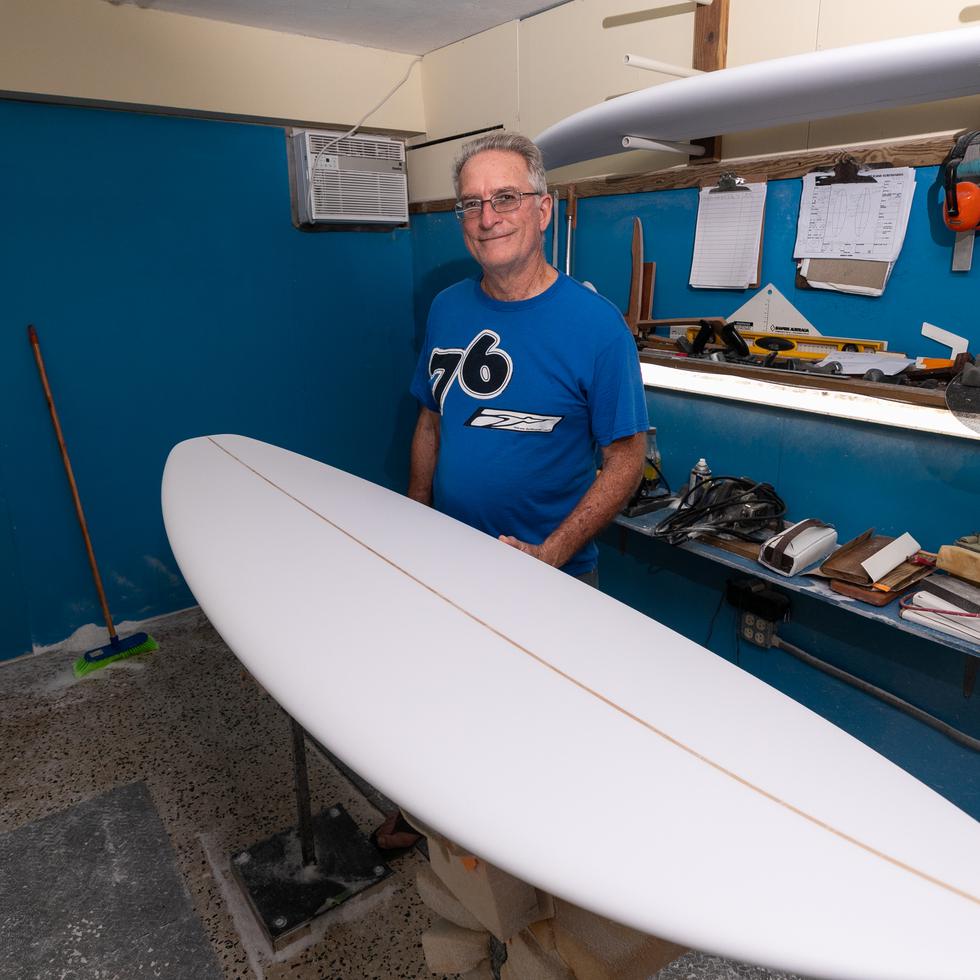 Néstor Ramírez Lugo: Surfboard artisan in Isabela