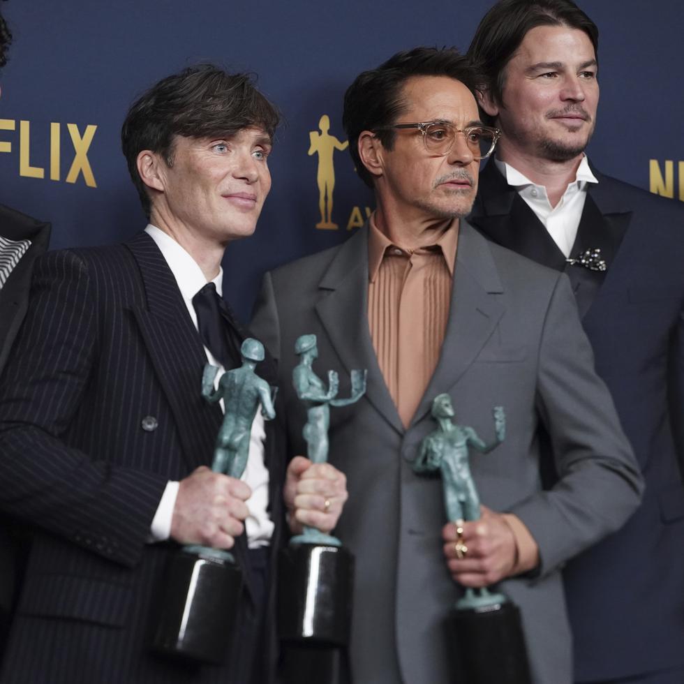 Benny Safdie, Cillian Murphy, Robert Downey Jr., y Josh Hartnett posan tras ganar el premio SAG a mejor elenco en una película por "Oppenheimer".