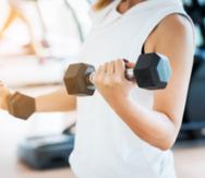 Con la llegada de la menopausia, los huesos comienzan a perder su densidad, pero el ejercicio y levantamiento de pesas te puede ayudar a mantenerlos fuertes.