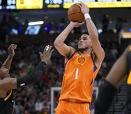 Devin Booker, base de los Suns de Phoenix, anotó 33 puntos contra el Jazz de Utah.