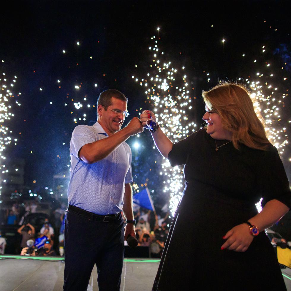 En una foto tomada antes de las pasadas elecciones, en 2020, Pedro Pierluisi y Jenniffer González celebran durante el cierre de campaña en el estadio Juan Ramón Loubriel.