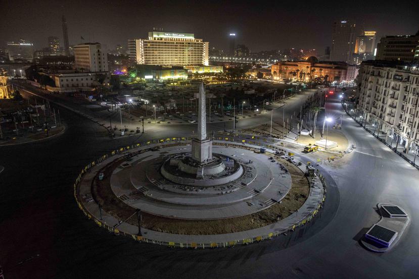 Vista de la Plaza Tahrir, que fue el punto focal de la revuelta de la Primavera Árabe que derrocó a Hosni Mubarak en 2011, cerrada por la policía por el toque de queda para evitar la propagación del coronavirus, en El Cairo. (AP)