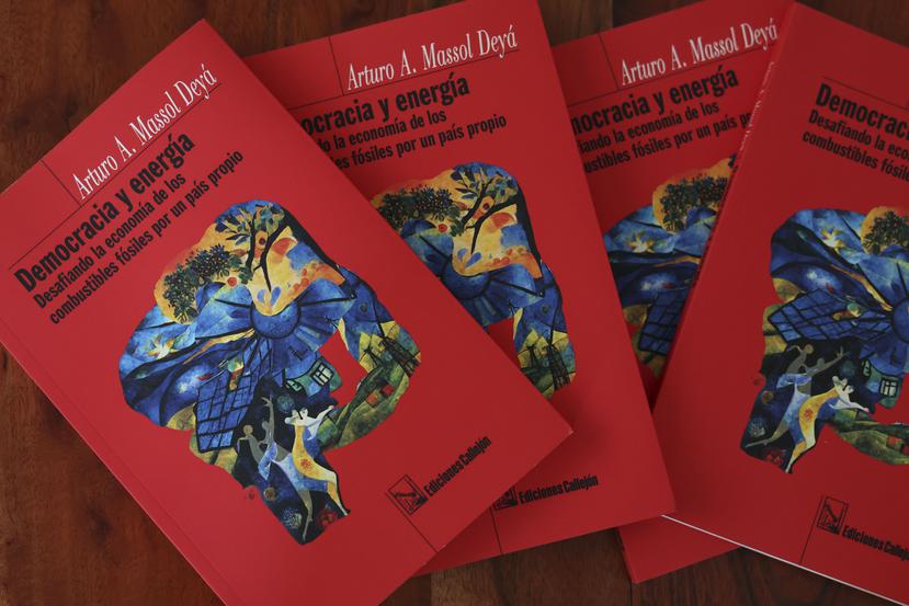 El nuevo libro de Arturo Massol Deyá, “Democracia y energía: desafiando la economía de los combustibles fósiles por un país propio”.