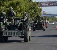 Miembros del Ejército mexicano patrullan un día después de los enfrentamientos de las Fuerzas Federales con grupos armados tras la detención de Ovidio Guzmán.