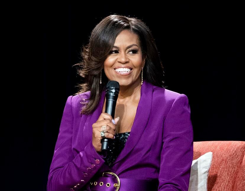 La ex primera dama Michelle Obama habla en un acto en Atlanta.