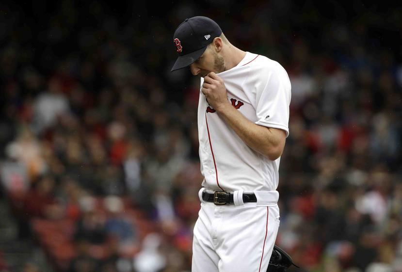 Chris Sale, de los Red Sox de Boston, se seca el sudor del rostro durante el cuarto inning del encuentro ante los Rays de Tampa Bay.  (AP/Steven Senne)