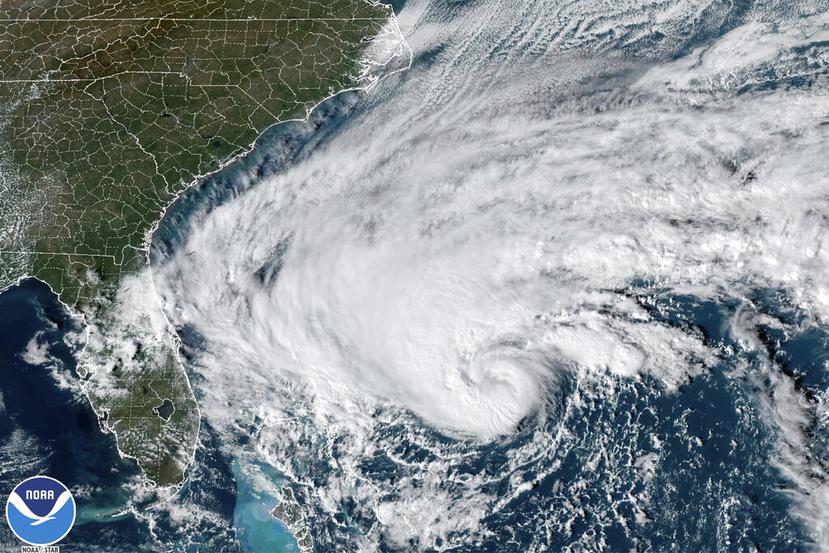 Esta imagen satelital de GOES-East GoeColor tomada el martes 8 de noviembre de 2022 a las 2:36 p.m. (hora del Este) y proporcionada por la NOAA muestra a la tormenta tropical Nicole acercándose al noroeste de las Bahamas y la costa de Florida en el océano Atlántico.