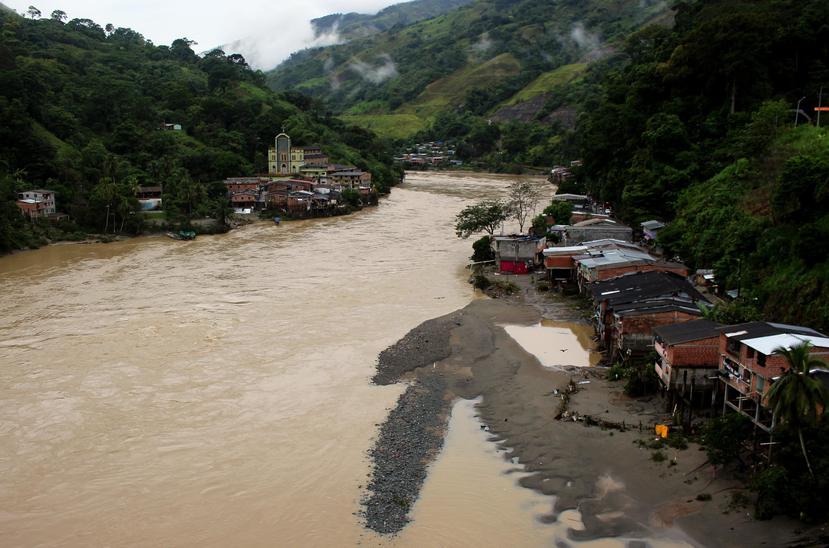 Unas 120,000 personas que viven a las márgenes del río Cauca resultarían afectadas en caso de que la represa colapse (EFE/Óscar Baena).