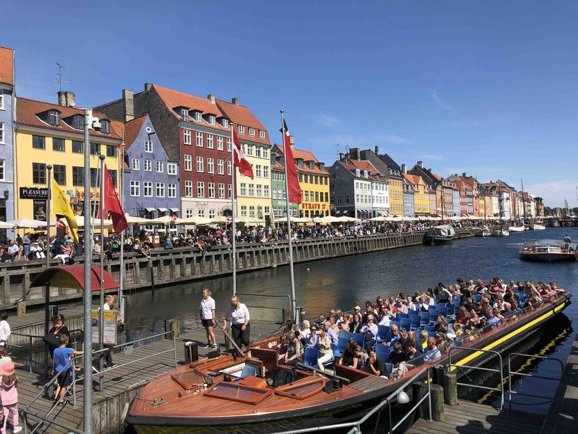 Nyhavn es una zona histórica donde puedes abordar un bote que te pasea por los canales y te llevará a apreciar a La Sirenita desde el agua. (Gregorio Mayí / Especial para GFR Media)