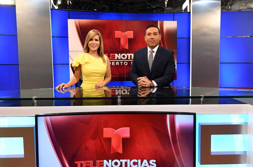 Zugey Lamela y Walter Soto León posan en el set del noticiario.