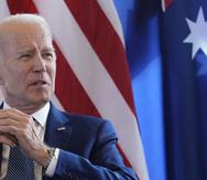 El presidente de Estados Unidos, Joe Biden, responde preguntas sobre el límite de deuda de Estados Unidos antes de una reunión bilateral con el primer ministro de Austraila, Anthony Albanese, en un aparte de la cumbre del G7 en Hiroshima, Japón, el sábado 20 de mayo de 2023. (AP Foto/Susan Walsh)
