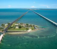 La cadena de islas están unidas por puentes que van desde la primera, Cayo Largo a Cayo Hueso, el punto más meridional de los Estados Unidos, a sólo 90 millas de Cuba.