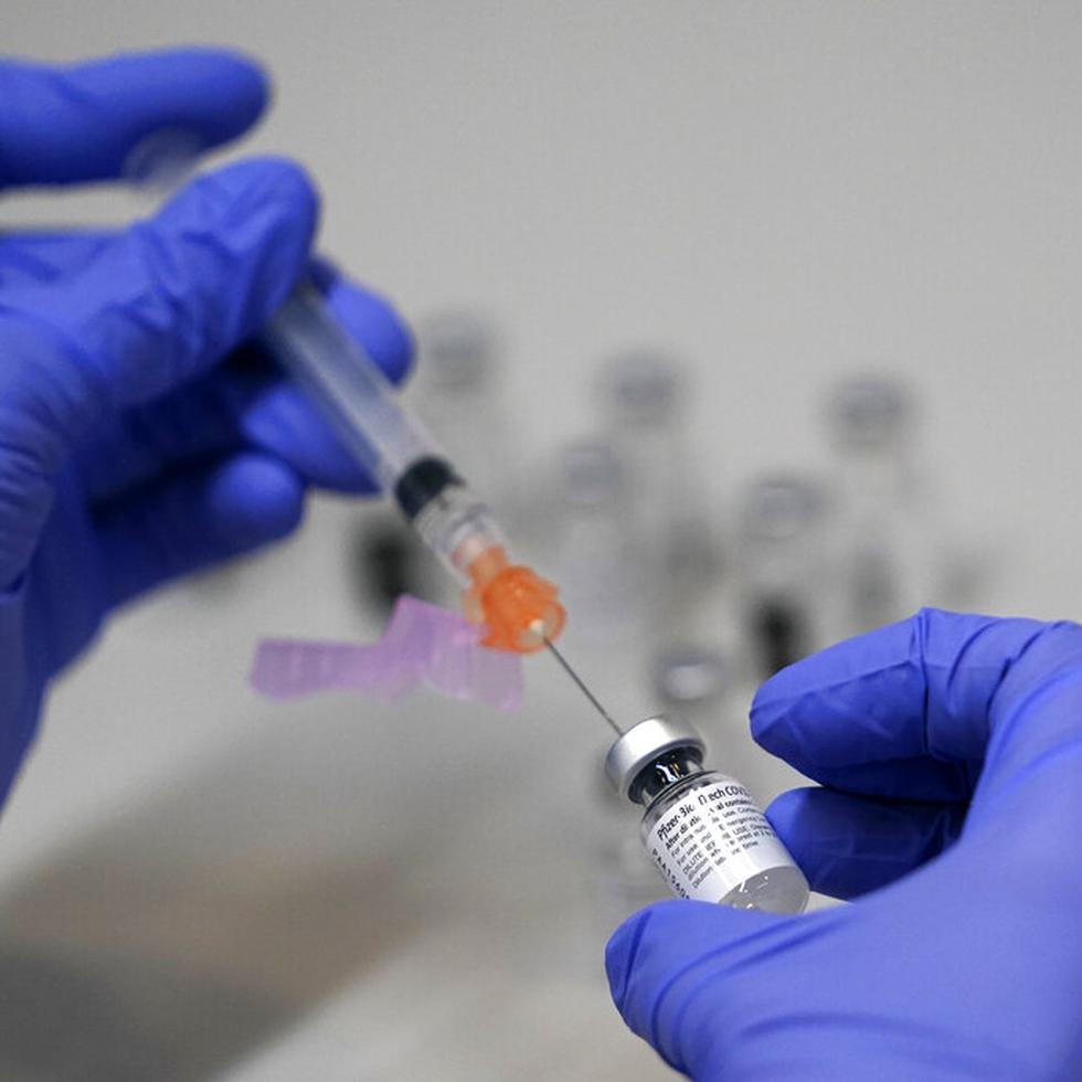 Una farmacéutica prepara una jeringa con una dosis de la vacuna contra el COVID-19 desarrollada por Pfierz/BioNTech.