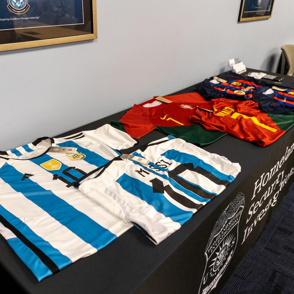 El pasado 13 de noviembre, el grupo denominado Global Trade Investigations (GTI) incautó en una residencia de Guaynabo unos 479 uniformes deportivos falsificados, entre los que había camisetas y pantalones cortos de equipos de fútbol reconocidos.