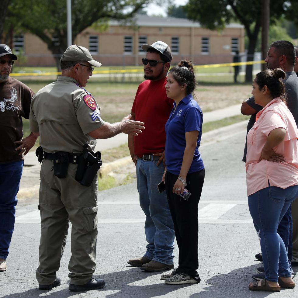 Un agresor de 18 años abrió fuego el martes en una escuela primaria de Uvalde, Texas, matando a 18 niños y a un docente e hiriendo a otros.