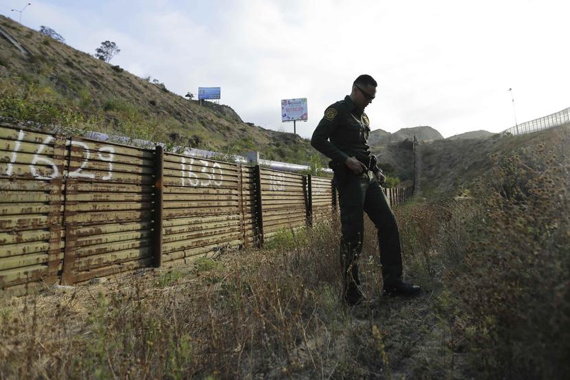 Un agente de la Patrulla de Fronteras fotografiado en un punto de la frontera con México cerca de San Diego. (AP)
