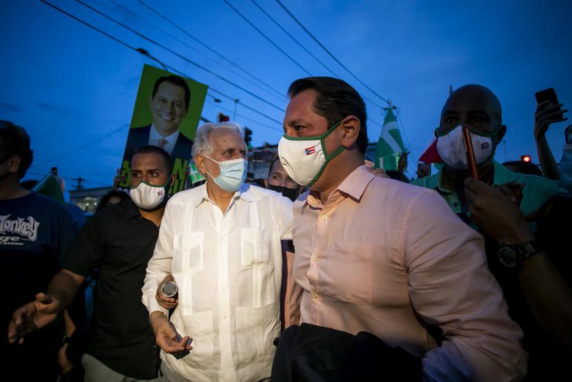 Juan Dalmau camina junto al expresidente  del PIP Ruben Berríos Martínez, a su llegada al comité del partido.