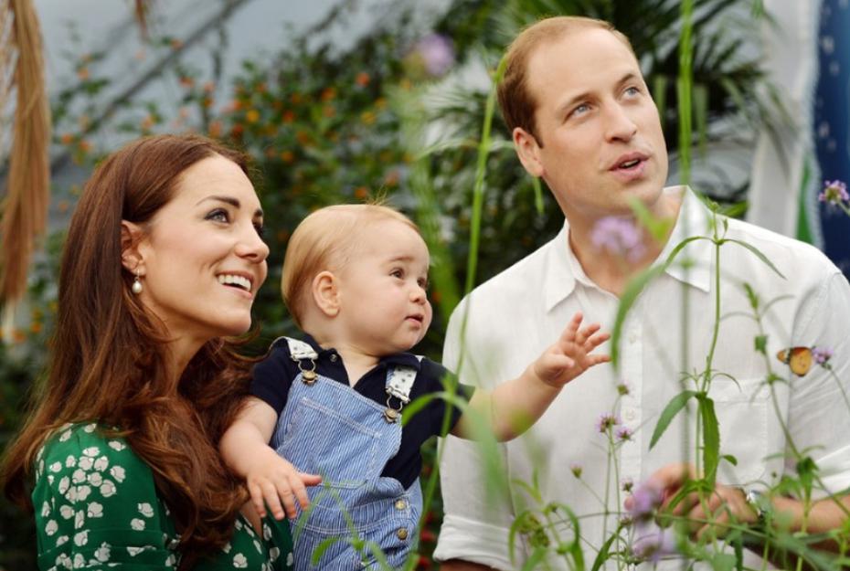 El príncipe William y Kate celebran el primer año de George en el Museo de Historia Natural, en Londres. (AP)