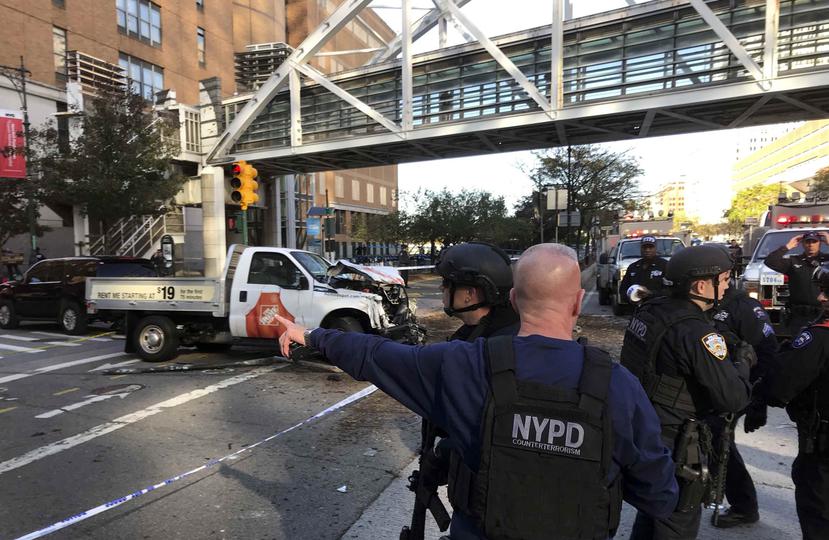 Policías responden a un reporte de disparos en la calle West Street, en Manhattan. (AP)