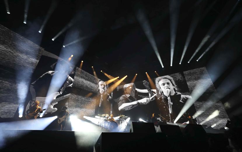 Los integrantes de Soda Stereo, que ya rondan los 60 años de edad, fueron acompañados por una docena de vocalistas invitados en un concierto cargado de nostalgia, donde las canciones se combinaban con videos de Cerati, Bosio y Alberti durante su juventud.