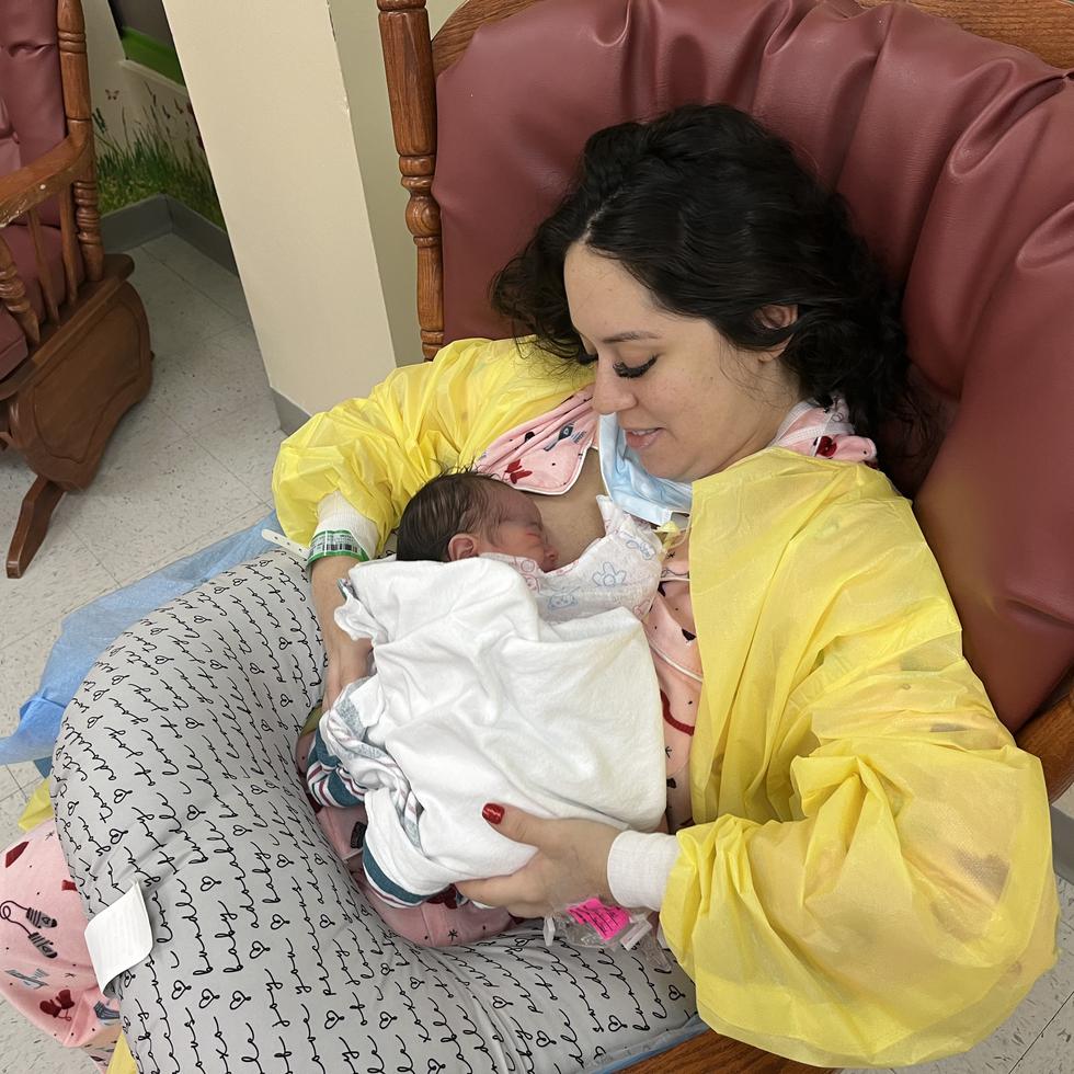 Luego de más de 30 horas con contracciones, Yanemis García Negrón dio a luz a Gianna Antonella Maldonado García, en el Hospital Universitario de Adultos en el Centro Médico de Río Piedras, el 1 de enero de 2023 a la 1:46 a.m. Suministrada