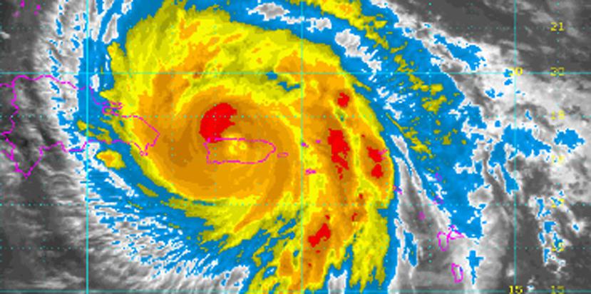 Imagen de satélite del huracán María captada a las 12:15 p.m., durante el embate del ciclón. (Captura / NOAA)