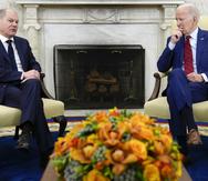 El presidente estadounidense Joe Biden escucha al canciller alemán Olaf Scholz durante una reunión en la Oficina Oval de la Casa Blanca, en Washington, el viernes 3 de marzo de 2023. (AP Foto/Susan Walsh)
