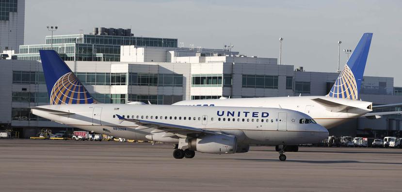 United Airlines dijo que la nueva política fue enviada a los pilotos hace una semana y entró en vigor el sábado pasado. (AP)