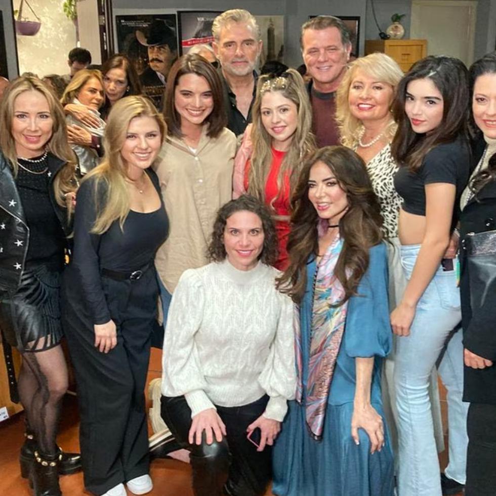 En su adiós a Televisa, estrada estuvo acompañada de Gloria Trevi, René Strickler y parte del elenco de la serie "Ellas soy yo".
