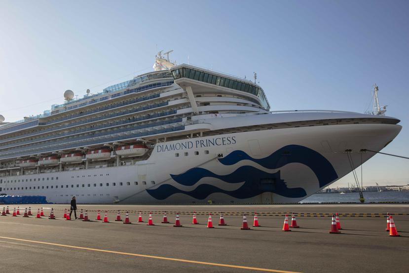 El Diamond Princess llegó al puerto de Yokohama el 3 de febrero, y las autoridades japonesas comenzaron a realizar revisiones médicas en los 3,700 pasajeros y tripulantes después que un pasajero anterior dio positivo al nuevo virus. (AP / Jae C. Hong)