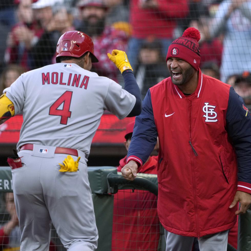Yadier Molina (4), de los Cardinals de San Luis, recibe la felicitación de su compañero Albert Pujols (derecha) tras disparar un jonrón solitario en el tercer inning del juego contra los Giants de San Francisco el jueves.