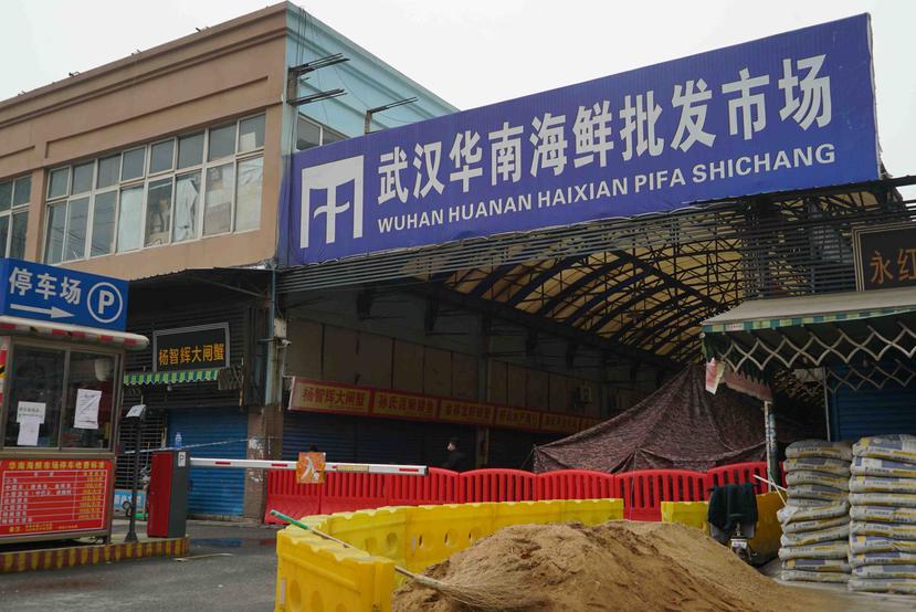 El mercado mayorista de mariscos de Huanan, donde un número de personas relacionadas con el lugar se enfermaron de un coronavirus, continúa cerrado en Wuhan. (AP / Dake Kang)