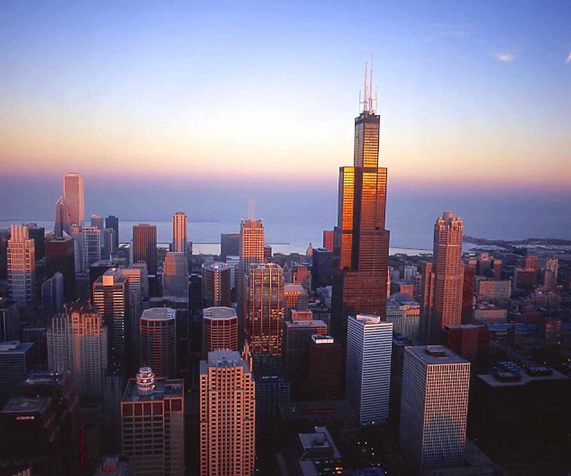 La Torre Willis sobresale en el centro urbano de Chicago con sus 108 pisos. (Suministrada)