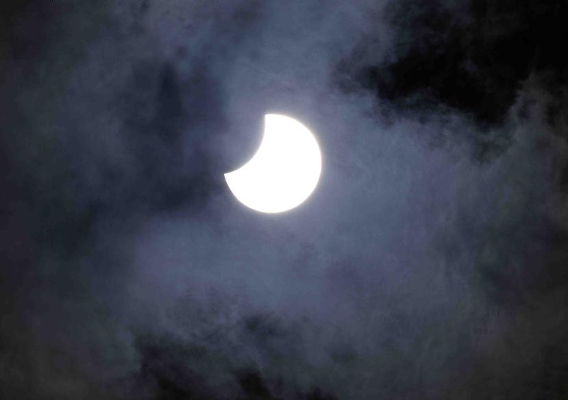 Para capturar el eclipse solar en imágenes las cámaras tenían que usar un filtro especial. (AP / Marco Ugarte)