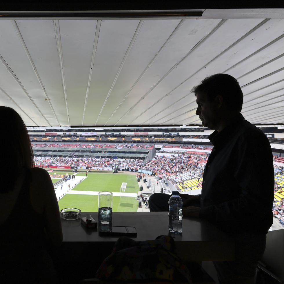 Roberto Ruano, el secretario de una asociación de propietarios de palcos del Estadio Azteca de la Ciudad de México y su pareja Eve de la Torre, presencian un partido de la Kings League en su palco preferencial.