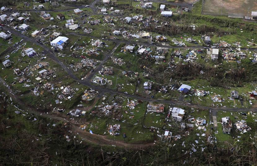 Esta imagen tomada el 28 de septiembre de 2017 muestra la devastación que el huracán María causó a viviendas, otros inmuebles y estructuras en Toa Alta, Puerto Rico. (AP / Gerald Herbert)