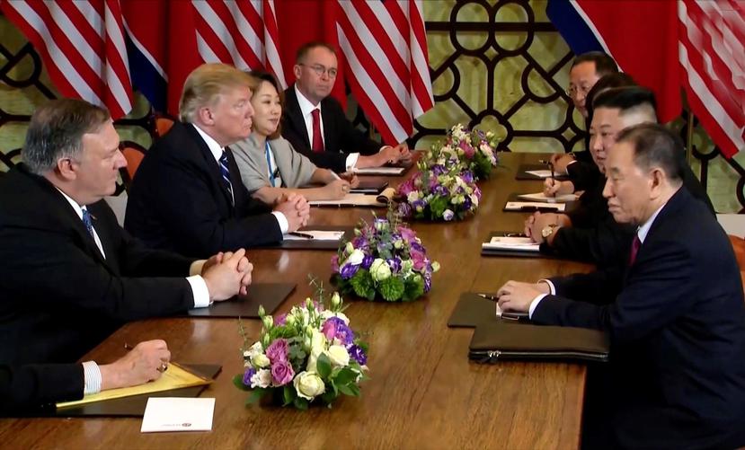 Captura de vídeo que muestra al líder norcoreano, Kim Jong-un (2d), y al presidente de los EEUU, Donald Trump, durante la cumbre en Vietnam. (EFE)