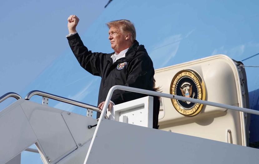El presidente Donald Trump saluda al salir del Air Force One en el Aeropuerto Internacional de Palm Beach, en Florida, el viernes 8 de marzo de 2019. (AP/Carolyn Kaster)