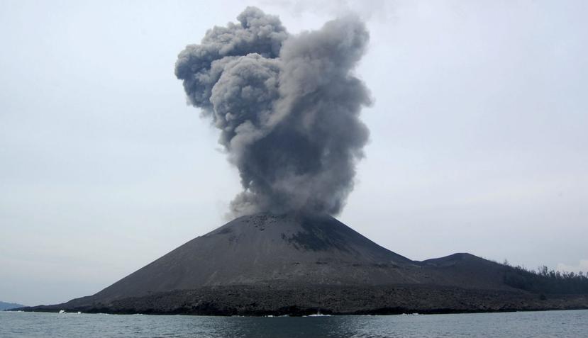 La ola generada por la erupción comenzó siendo de entre 328 y 492 pies de altura (EFE).
