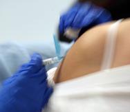 Una enfermera pone una vacuna en foto de archivo. EFE/LUIS TEJIDO
